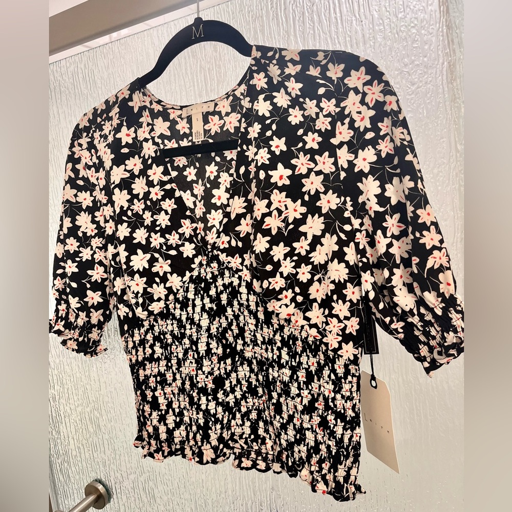 Black and White Daisy Top, New With Tags!!